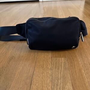 Lululemon large navy belt bag
2 L size
New without tags